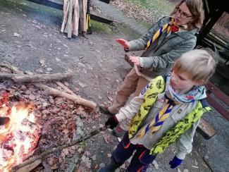 Am Feuer ist es schön warm